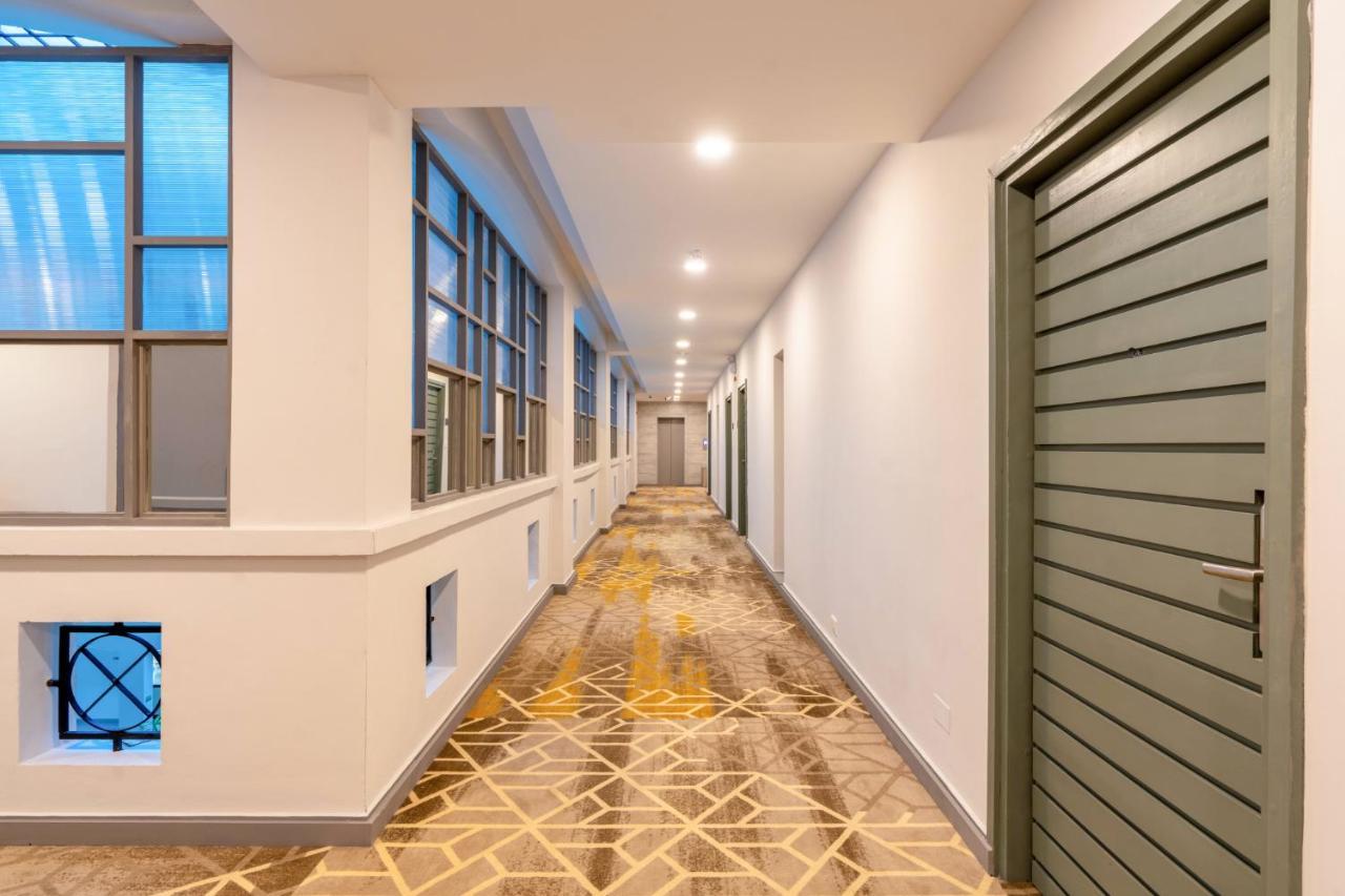 Manhattan Business Hotel, Мале Екстер'єр фото